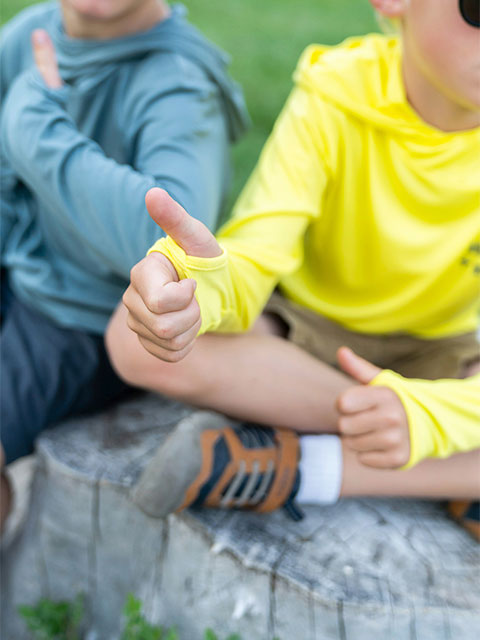 Niña con vasito amarillo
