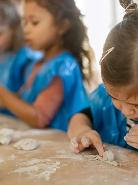 Niñas haciendo manualidades
