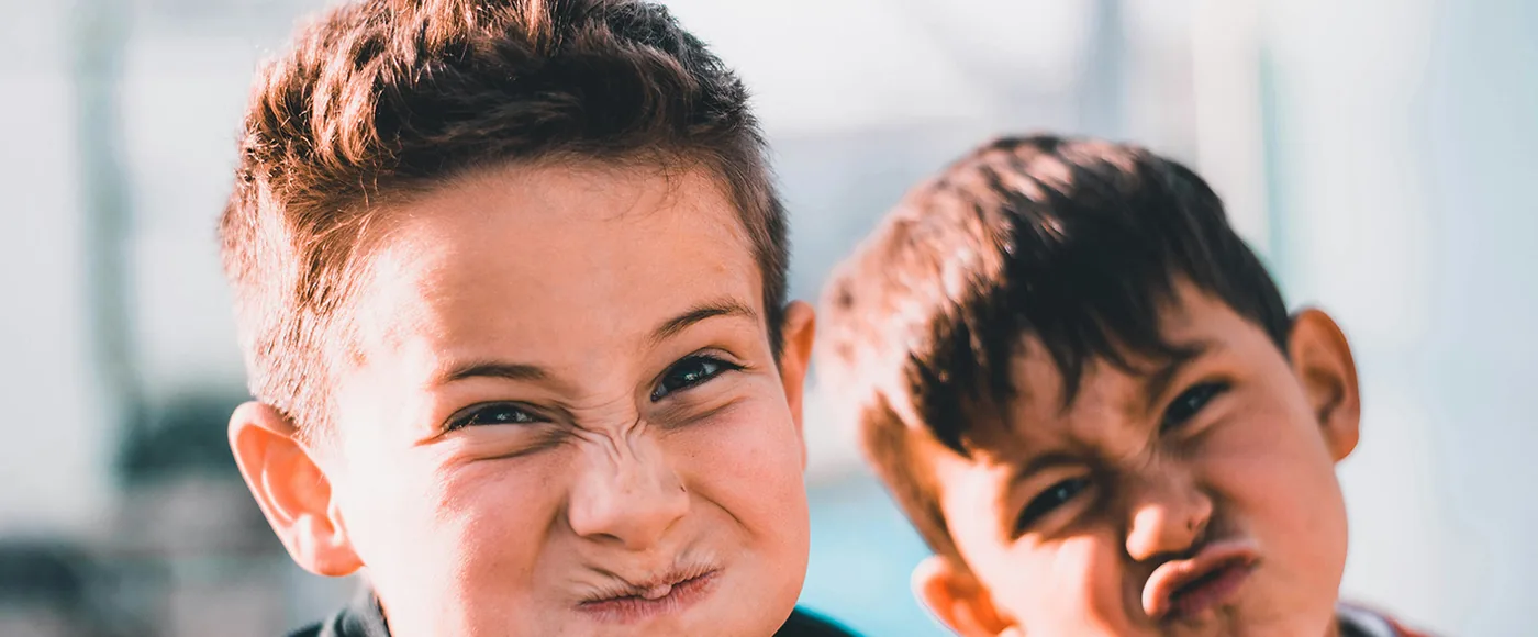 Dos niños haciendo muecas divertidas